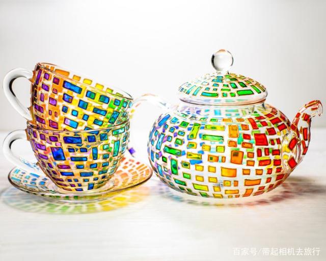 经过他的彩漆涂装,普通玻璃器皿化身精美艺术品